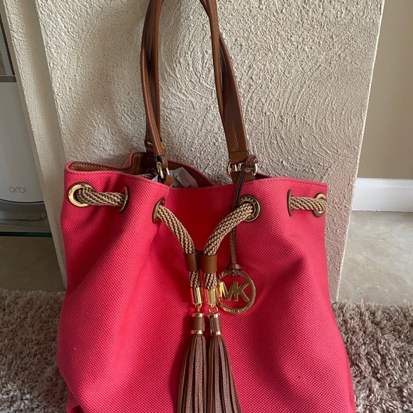 COPY - Michael Kors Jet Set Large Gathered Salmon Tote - Picture 3 of 7